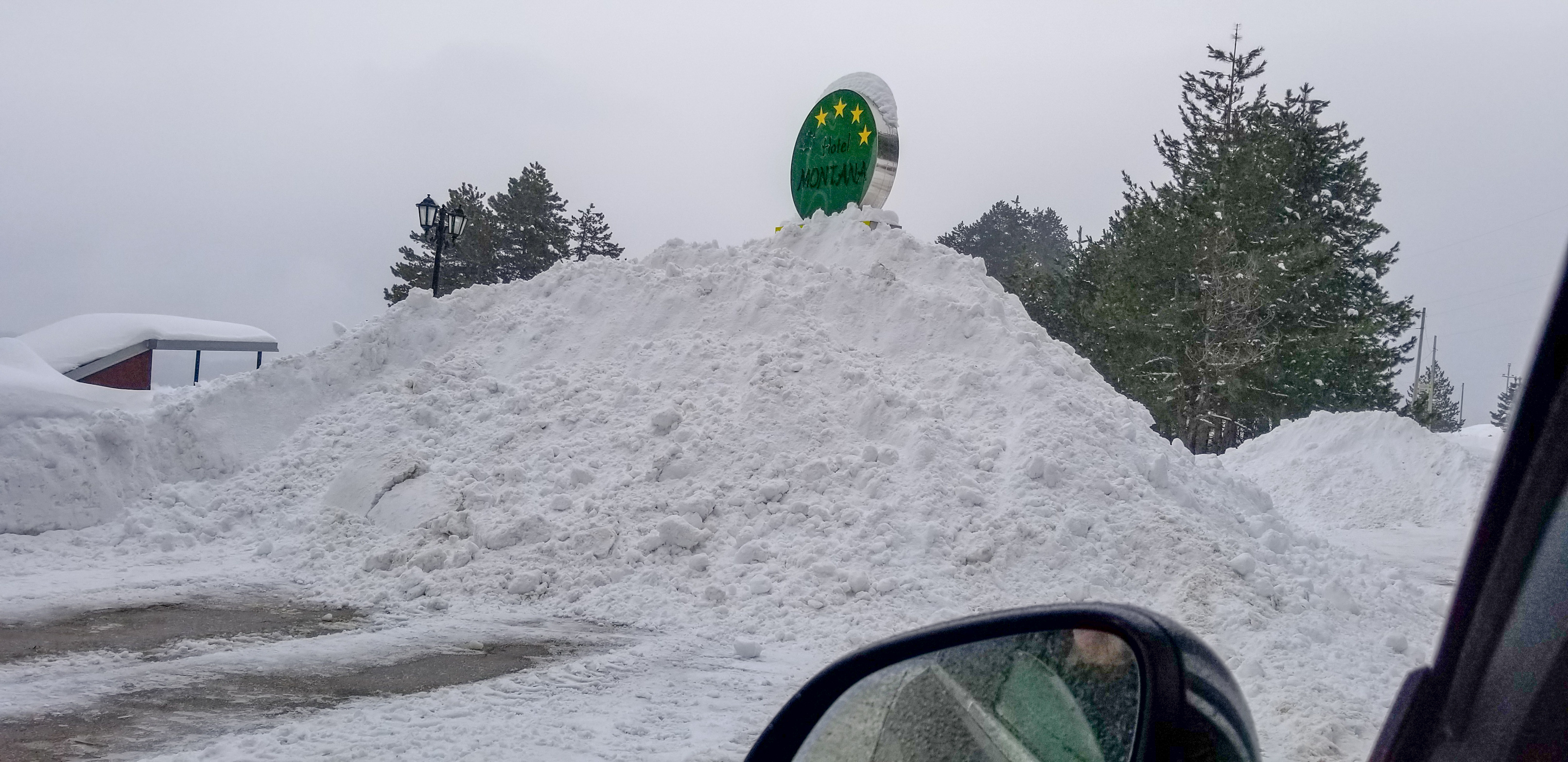 бесплатен паркинг исчистен од снег пред Хотел Монтана